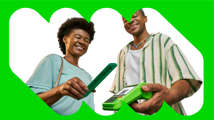 homem segurando maquininha de cartão e mulher aproximando o celular para pagar com pix qr code