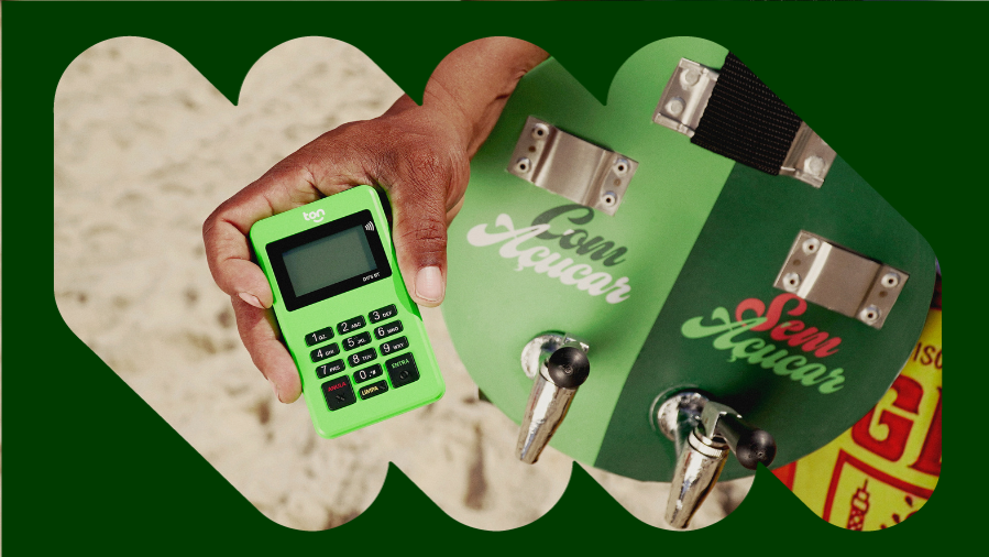 vendedor de mate segurando maquininha de cartão na praia.