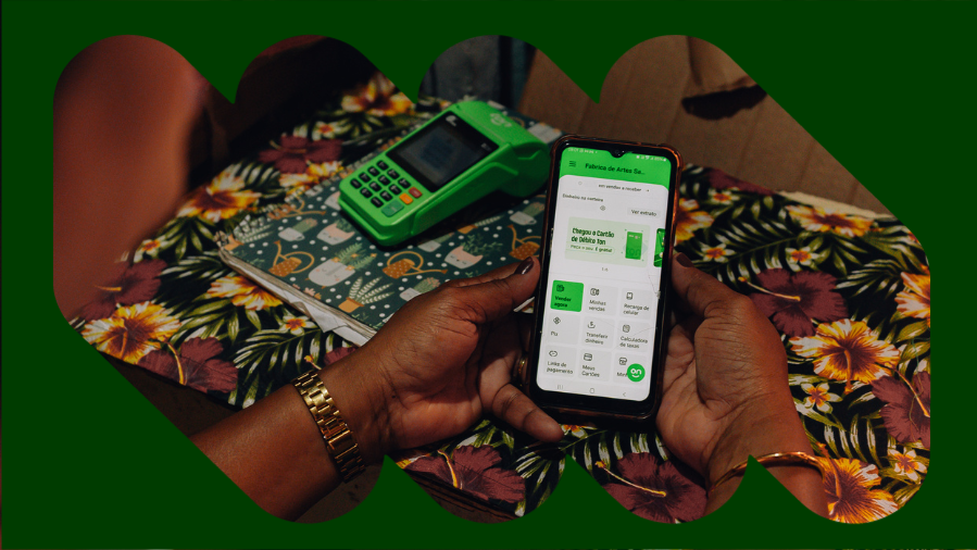 mão segurando celular aberto no aplicativo Ton