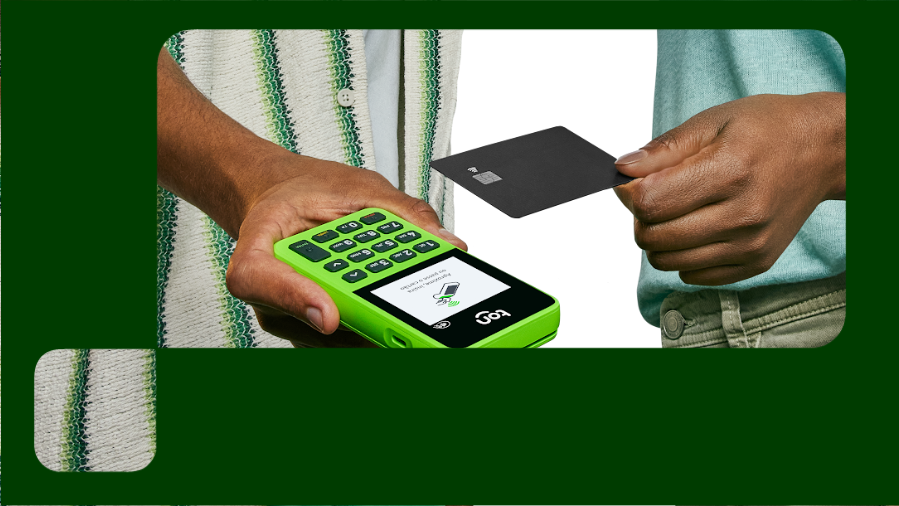 uma pessoa segurando maquininha de cartão e a outra aproximando cartão