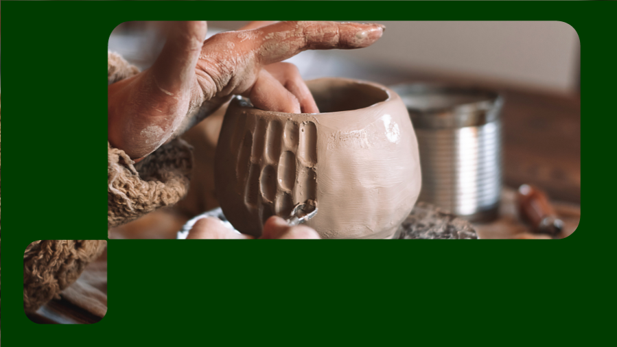 artesão confeccionando vaso de argila