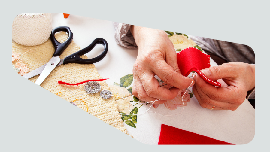 imagem de uma mão feminina bordando