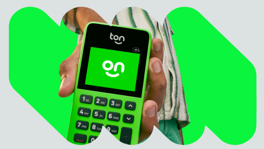 homem segurando maquininha de cartão do TON