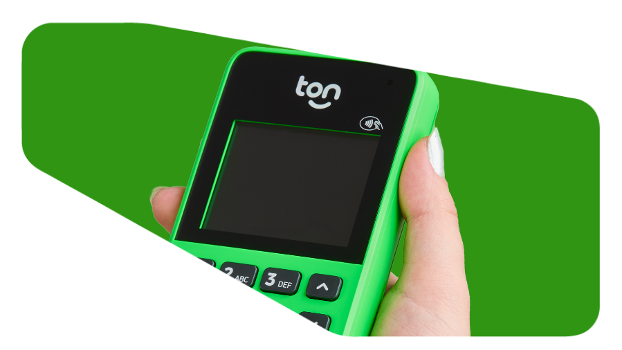 foto de uma mão feminina segurando uma maquininha do Ton