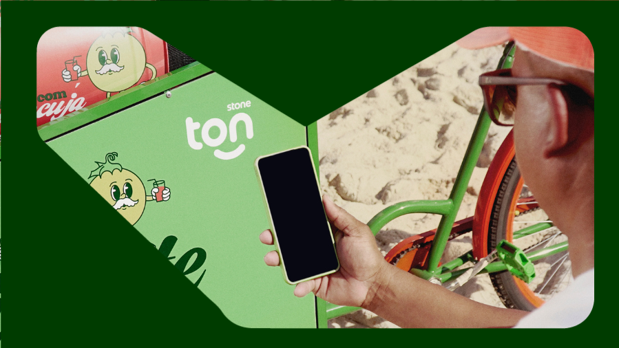 imagem de uma barraquinha na praia e o vendedor aponta o celular para o logo do ton