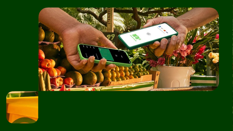 tapton: uma mão segurando o celular que está recebendo o pagamento e outra pessoa estendendo a mão pagando com o cartão no celular