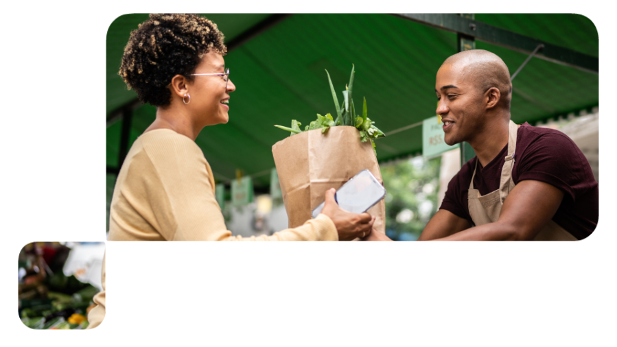 vendedor de feira entregando pacote de verduras para cliente