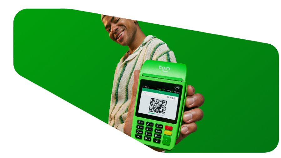 homem segurando maquininha de cartão exibindo código qr code no visor