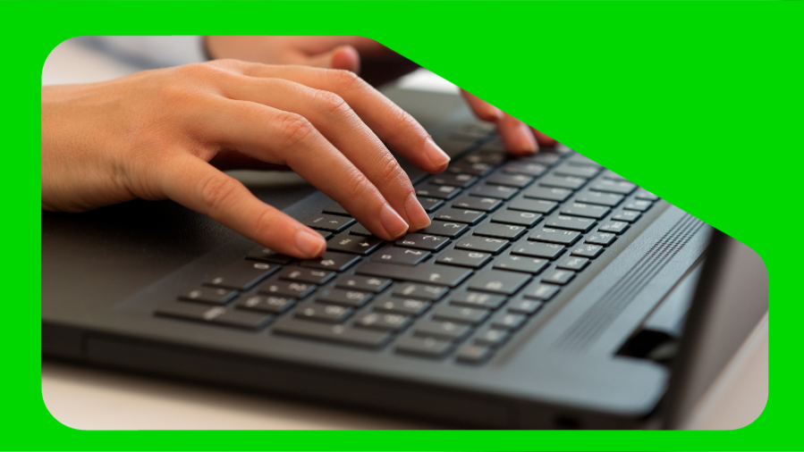 mão digitando teclado computador