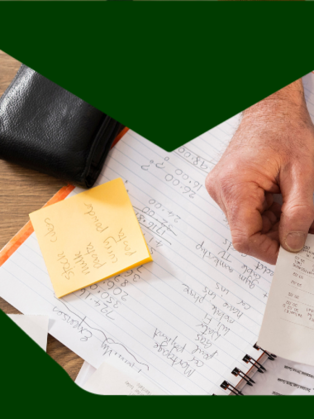 mão de uma pessoa mexendo em papeis, notas fiscais e caderno