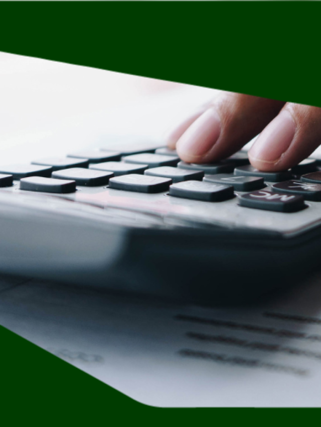 mão digitando na calculadora