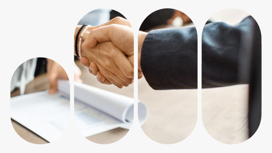 mulher e homem fechando acordo com as mãos