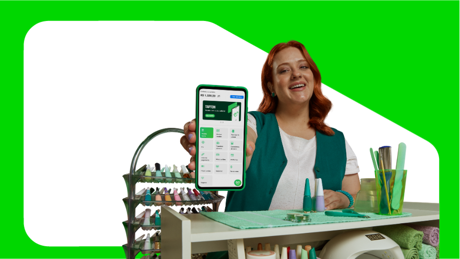 manicure segurando celular com aplicativo da conta ton