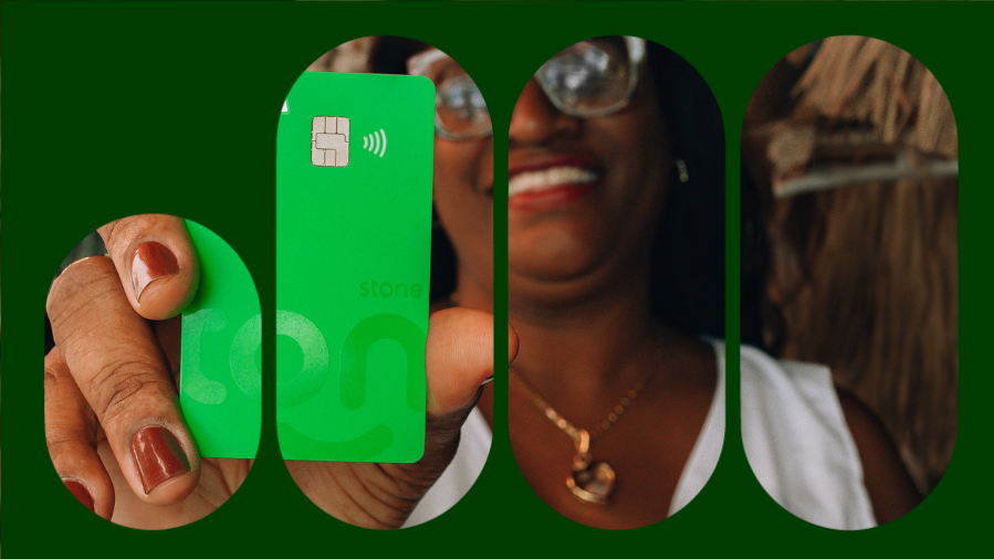 mulher segurando cartão do ton e sorrindo