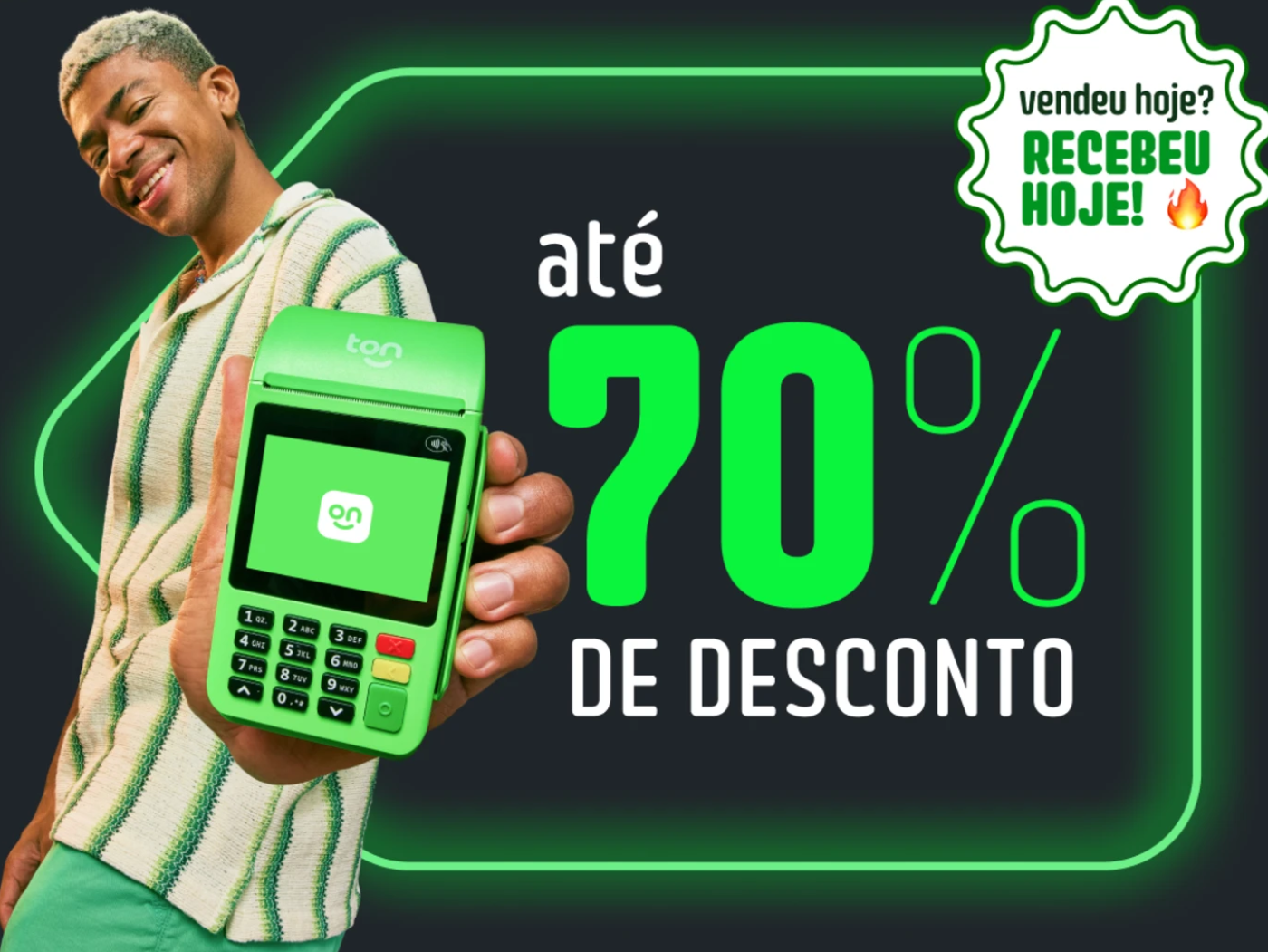 homem segurando maquininha de cartão do ton com anúncio de 70% de desconto