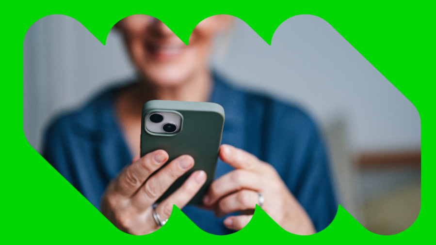 mulher mexendo no celular e sorrindo