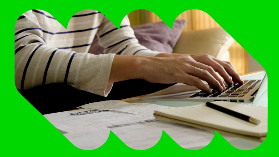 mão feminina digitando notebook