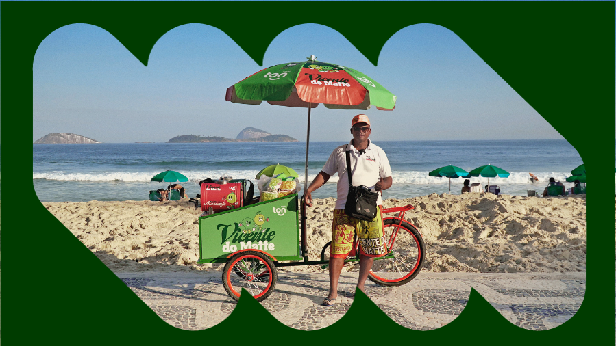 dono de carrinho de matte na orla da praia sorrindo