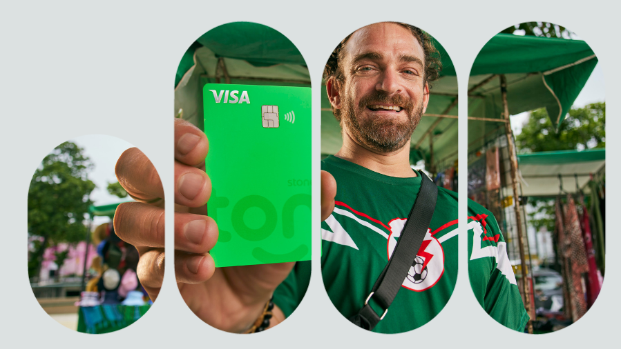 homem sorrindo mostrando cartão de crédito verde do Ton