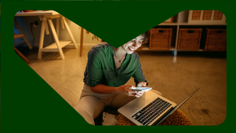 mulher sentada no chão digitando no computador