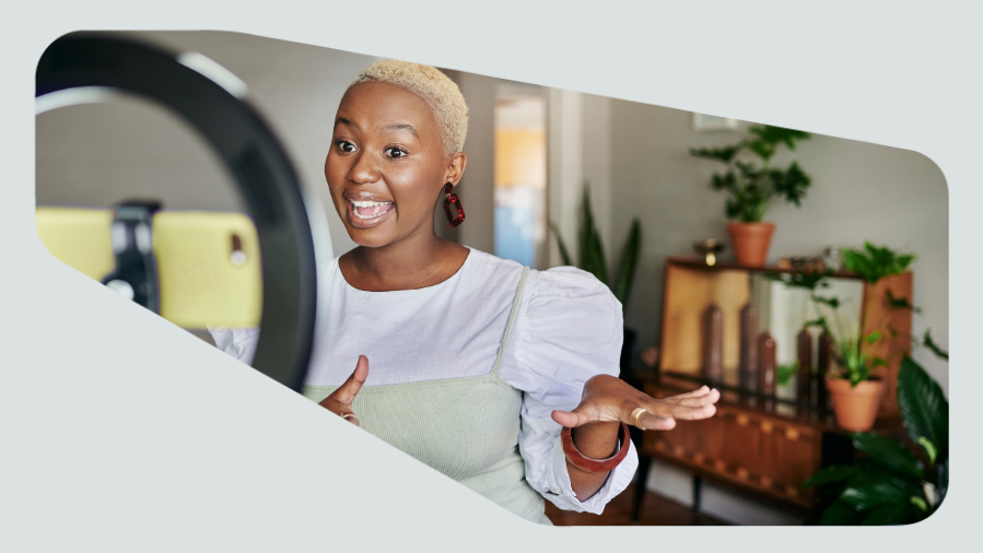 mulher sorrindo e gravando com celular