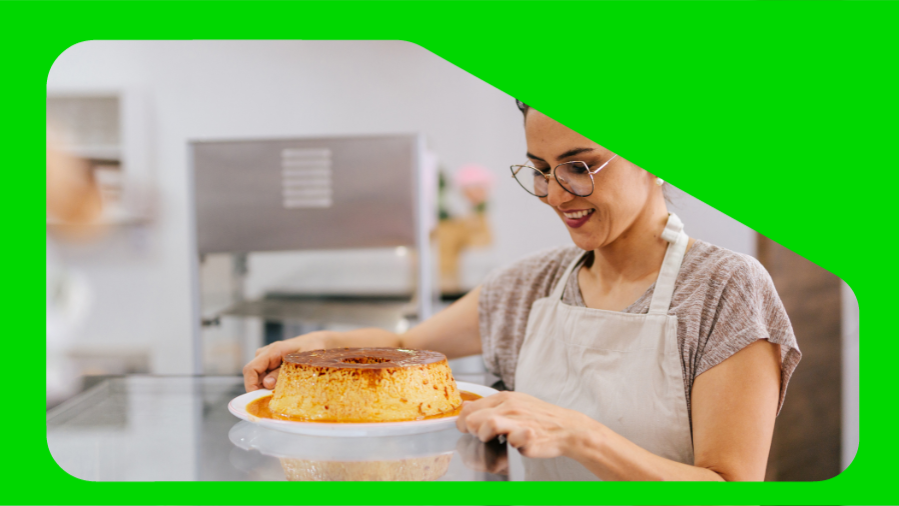 mulher cozinhando pudim de avental dentro de cozinha