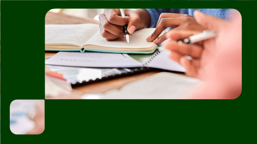 mãos escrevendo em cadernos em cima da mesa