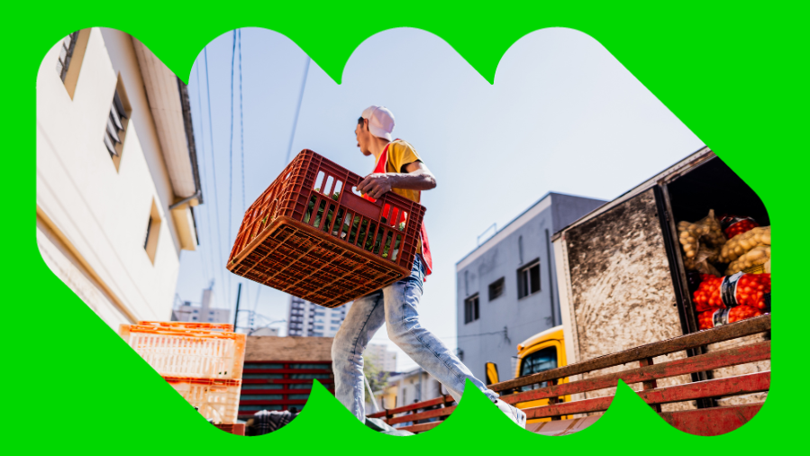mulher carregando caixa de feira