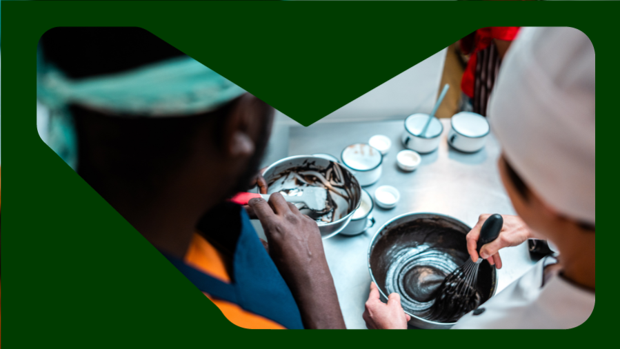 foto de cima de pessoas cozinhando em bancada profissional