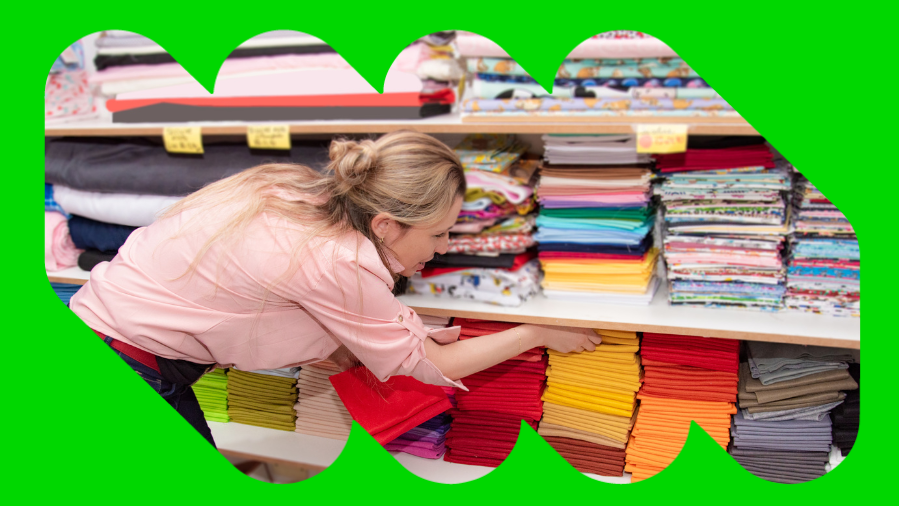 mulher organizando loja de tecido