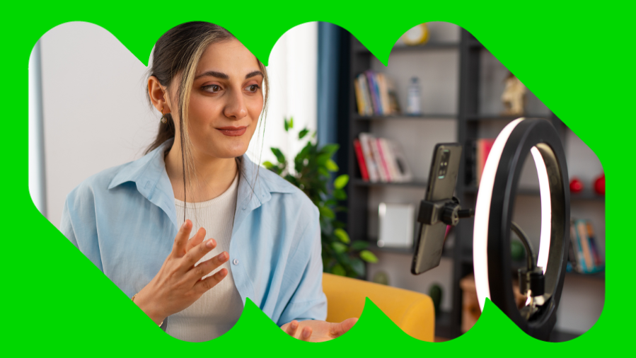 mulher de camisa azul falando em frente a ring light
