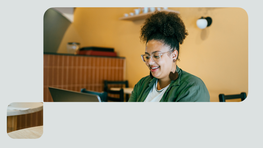 mulher sentada na cafeteria digitando computador