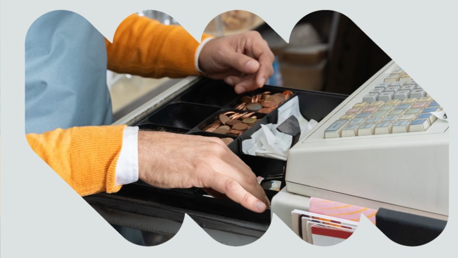 mão masculina mexendo caixa de supermercado