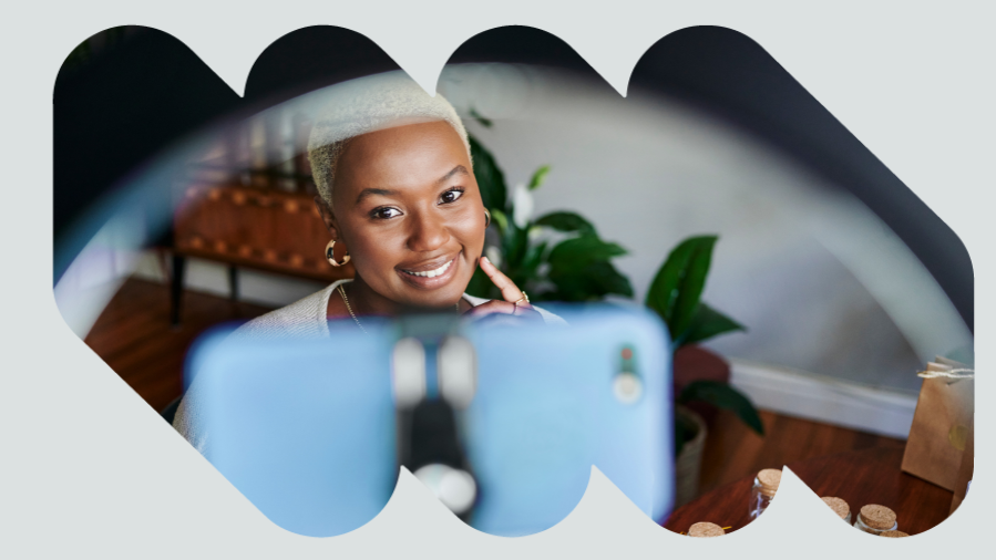 influencer gravando com o celular e ring light