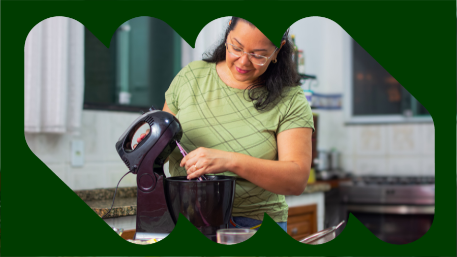 mulher cozinhando com batedeira na cozinha