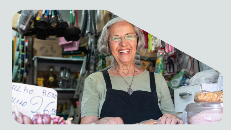 senhora vendedora em loja