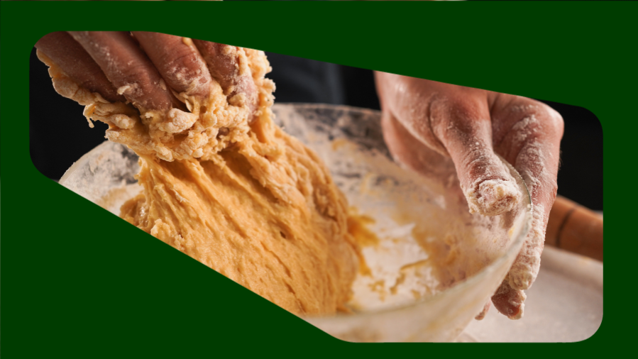 mão amassando massa de pão dentro de tigela