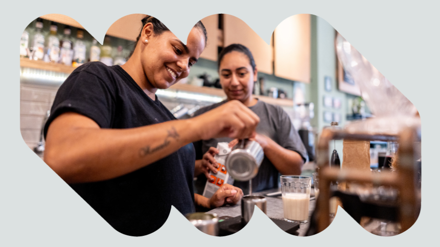 mulheres baristas trabalhando em cafeteria