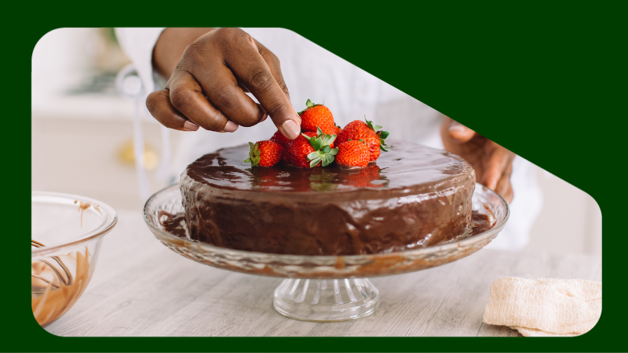 mão decorando bolo de chocolate