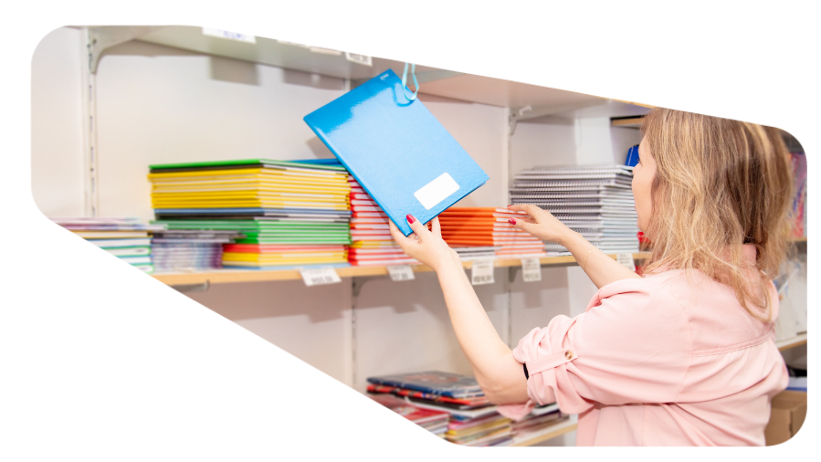 mulher em papelaria segurando caderno