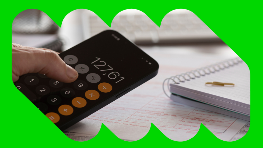 mão segurando celular com aplicativo da calculadora aberto