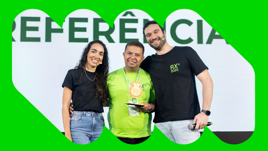 pessoas sorrindo no palco, herivelton ganhando prêmio do renda extra