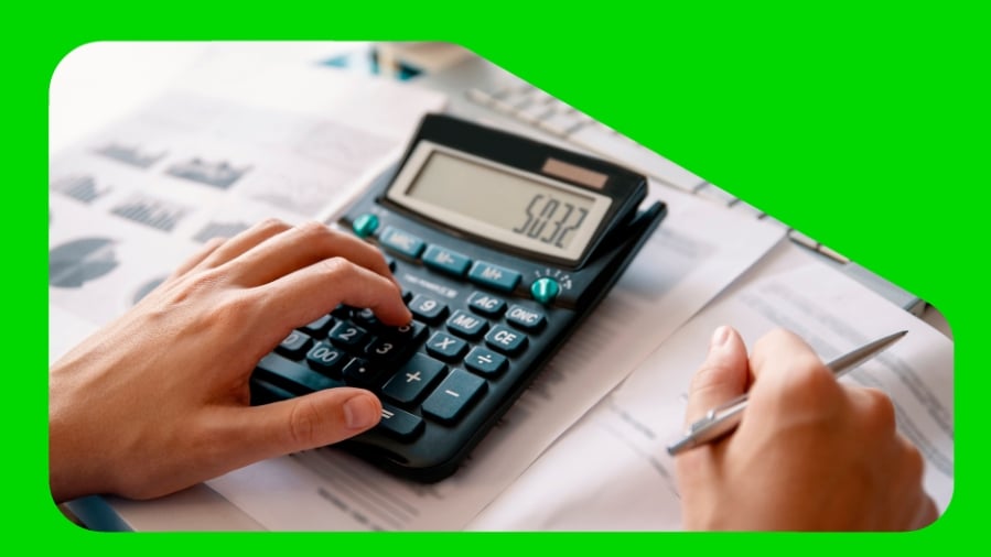 Pessoa fazendo contas de impostos na calculadora
