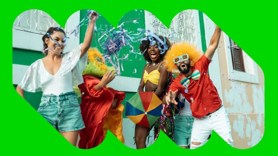 Grupo de amigos celebrando o Carnaval na rua