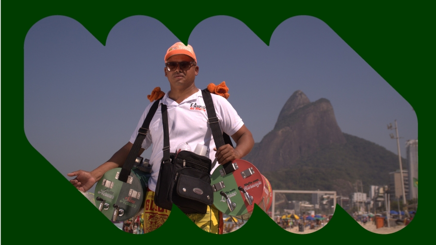 Vendedor ambulante na praia do Rio de Janeiro