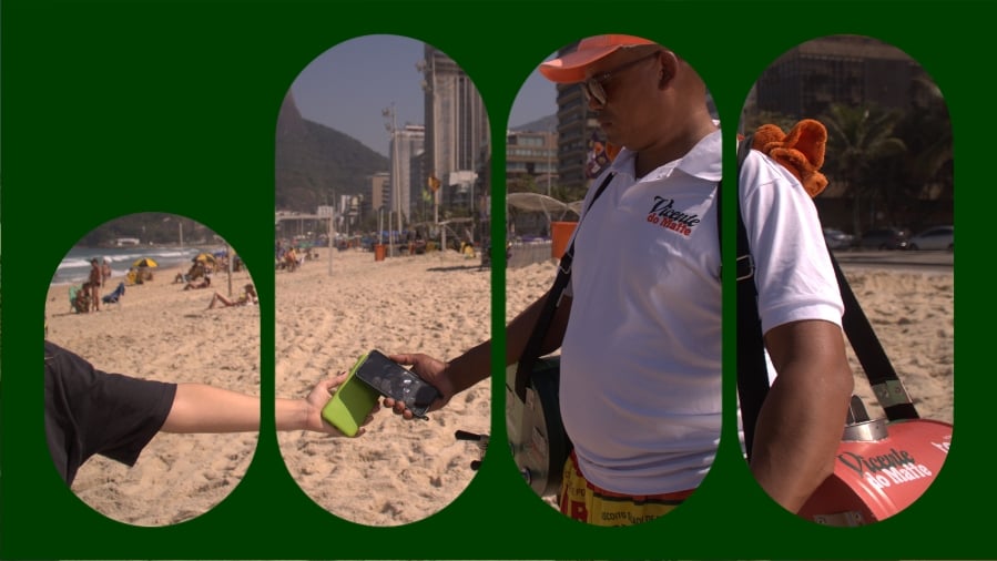 Vendedor ambulante vendendo na praia