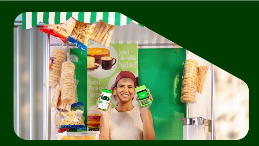 cliente com a máquina e app ton na feira