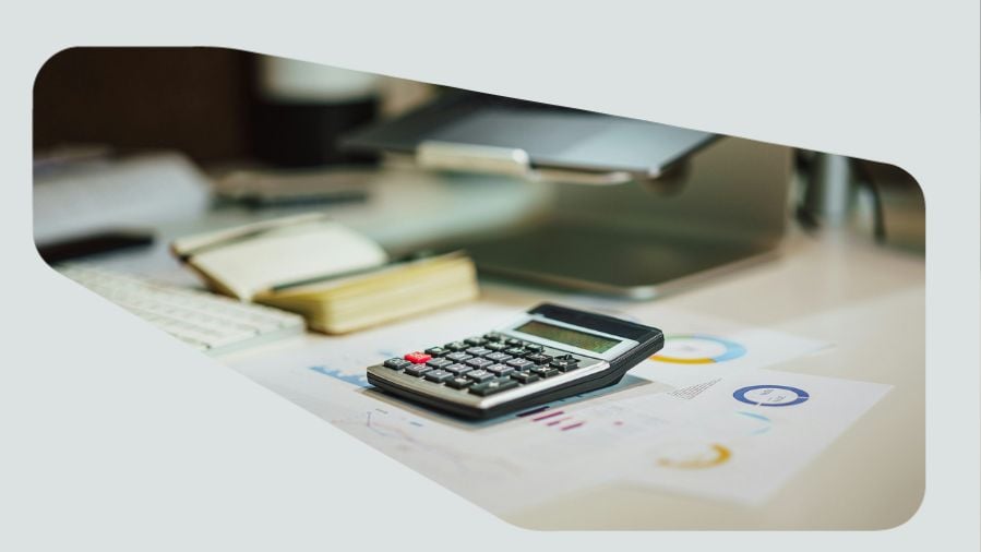 Empreendedor precificando produtos com calculadora