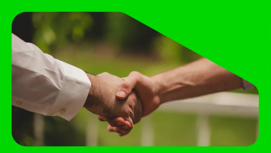 pessoa apertando a mão de um influenciador