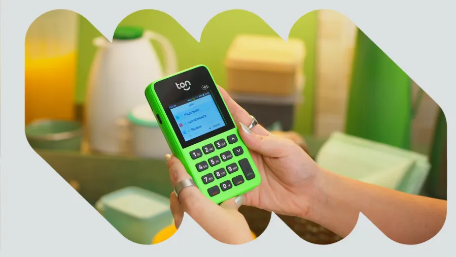 Pessoa usando a maquininha do Ton